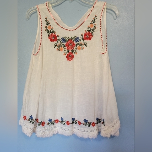 Max Studio Floral Embroidered Fringe Hem Top Size M White - Picture 1 of 10